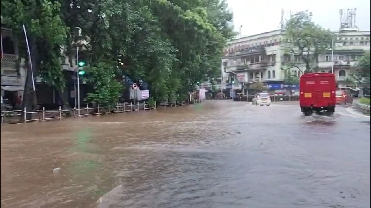 मुंबईत पहाटेपासून सुरू असलेल्या मुसळधार पावसामुळे शहरात हाहाकार पाहायला मिळत आहे. मुंबईसह ठिकठिकाणी पडणाऱ्या सततच्या पावसामुळे शहराचे जनजीवन पूर्णपणे विस्कळीत झाले आहे. यामुळे अनेक भागात पूरसदृश्य परिस्थिती निर्माण झाली आहे.