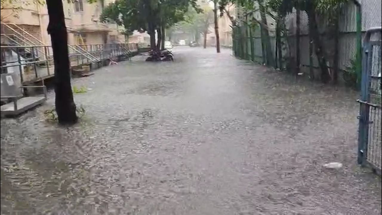 तर पूर्व उपनगरांत 208.78 मिमी आणि पश्चिम उपनगरांत 238.19 मिमी पावसाची नोंद झाली आहे. हवामान विभागाने आज मुंबई शहर आणि उपनगरांत अतिवृष्टीचा रेड अलर्ट जारी केला आहे. यामुळे नागरिकांना अनावश्यक प्रवास टाळण्याचे आवाहन करण्यात आले आहे.