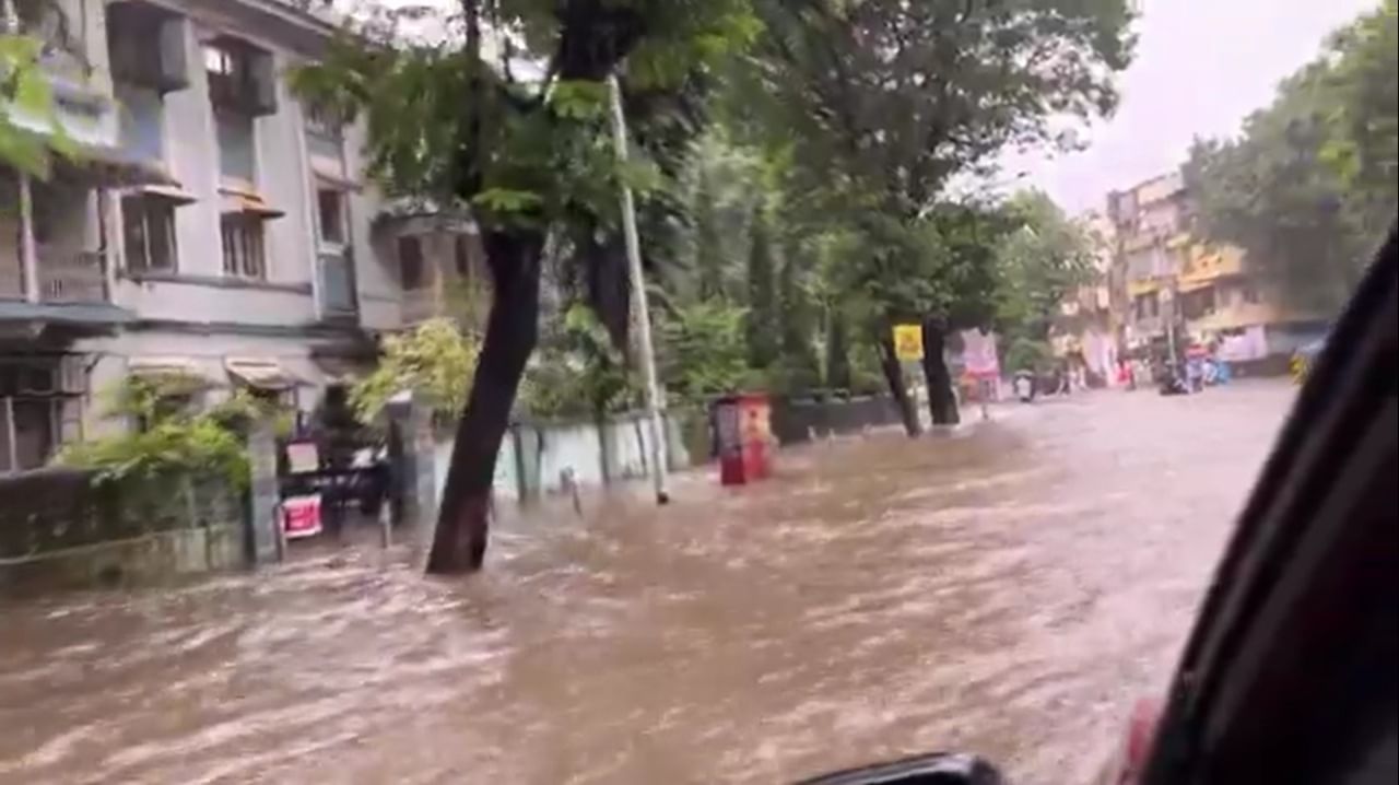 मुंबईतील आतापर्यंतच्या पावसाची आकडेवारी समोर आली आहे. यानुसार 18 ऑगस्टच्या सकाळी 8 ते 19 ऑगस्टच्या सकाळी 8 वाजेपर्यंत मुंबई शहरात 186.43 मिमी पाऊस झाला आहे.