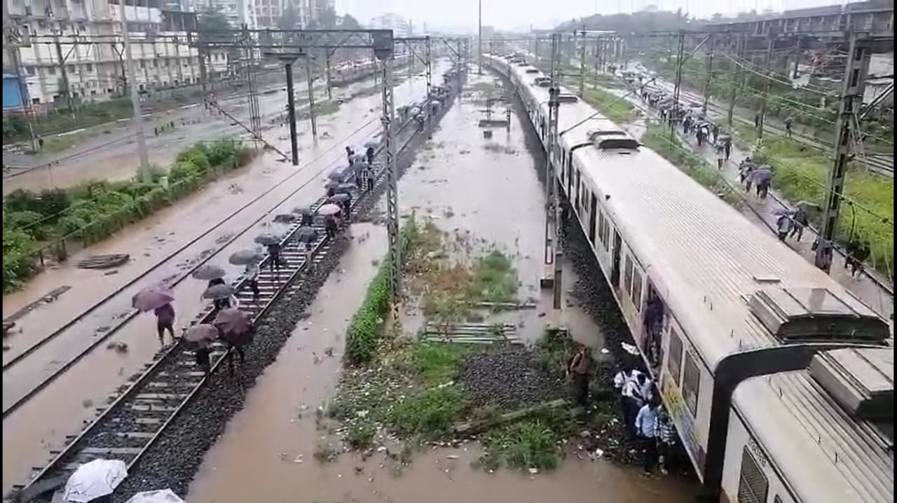 ही गंभीर परिस्थिती लक्षात घेता, मुंबई महानगरपालिकेने (BMC) तात्काळ कारवाई करत कुर्ला पश्चिमेकडील क्रांतीनगरसारख्या भागातील अनेक रहिवाशांना जवळच्या सुरक्षित ठिकाणी हलवले आहे.