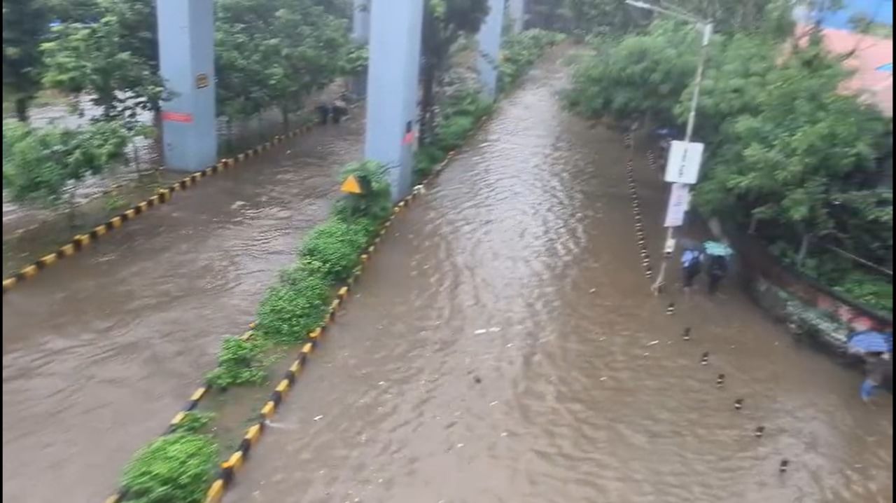 मुसळधार पावसामुळे मिठी नदीची पाणी पातळी धोक्याची पातळी ओलांडून ३.९० मीटरवर पोहोचली आहे. यामुळे नदीकाठच्या सखल भागांमध्ये पाणी शिरण्याची भीती निर्माण झाली आहे.