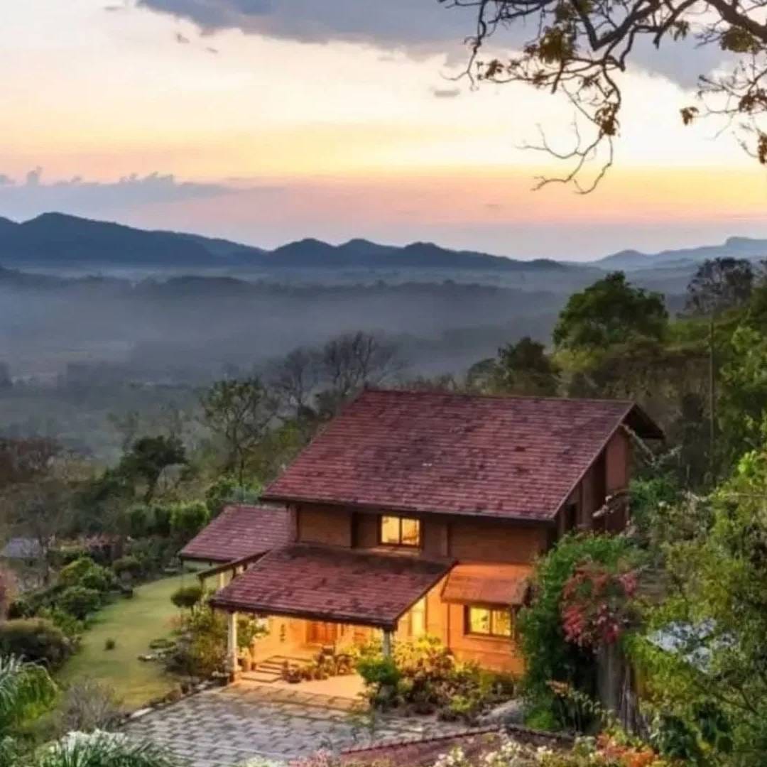 मुन्नारमध्ये तुम्हाला सुंदर डोंगररांगा पहायला मिळू शकतात. मान्सूनच्या सीजनमध्ये  पाऊस आणि धुक्यांमध्ये हा भाग हरवून जातो. इथलं नैसर्गिक दृश्य तुम्हाला प्रेमात पाडतं. तुम्हाला तुम्ही निसर्गाच्या खूप जवळ आहात, असं वाटेल.  