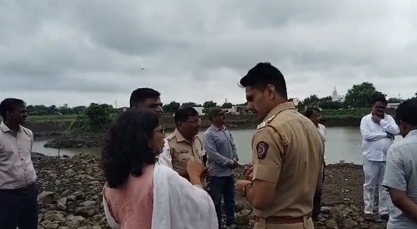 अकोला जिल्ह्यातील मूर्तिजापुरात एक अजब प्रकार घडला आहे. तलावाचे सौंदर्यीकरण चालू असताना या भागात थेट सांगाडे आढळून आले असून लोकांमध्ये आश्चर्य व्यक्त केलं जात आहे.