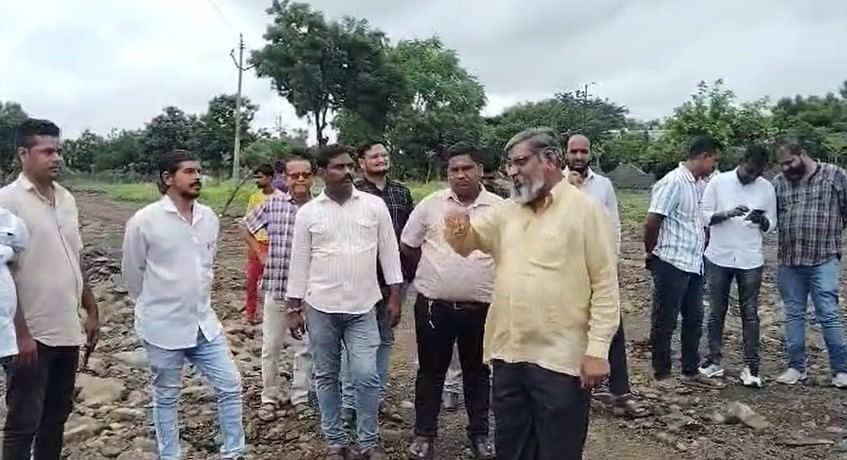 मिळालेल्या माहितीनुसार मूर्तिजापुरातल्या खदान तलावाचं सौंदर्यीकरणाचं सध्या काम चालू आहे. या भागात जेसीबीद्वारे 50 फूट खोल खोदकाम चालू करण्यात आले आहे. असे असतानाच येथे प्राचीन सांगाड्यांचे अवशेष व मडक्यांचे तुकडे आढळून आले आहे.