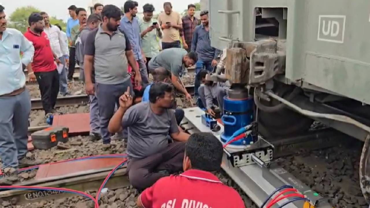 या अपघातामुळे मुंबईकडे जाणाऱ्या राजधानी एक्सप्रेस, धुळे दादर मेमू गाड्या खोळंबल्या. अखेर रेल्वे अधिकारी व कर्मचारी यांचे पथक घटनास्थळावर दाखल झाले आणइ युद्ध पातळीवर काम सुरू करण्यात आलं. 