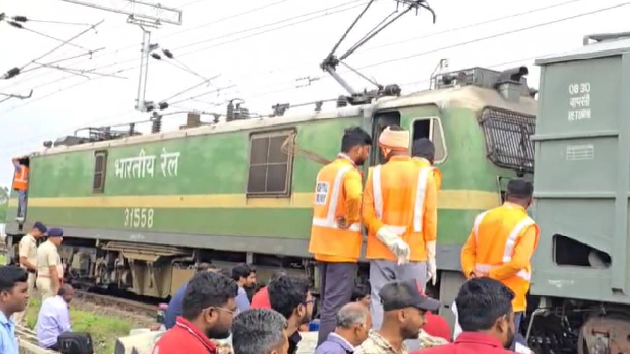 मनमाडवरून रेल्वेचे हायड्रोलिक इन्स्ट्रुमेंट, व अपघात विभागाचे पथक घटनास्थळावर आलं होतं. 