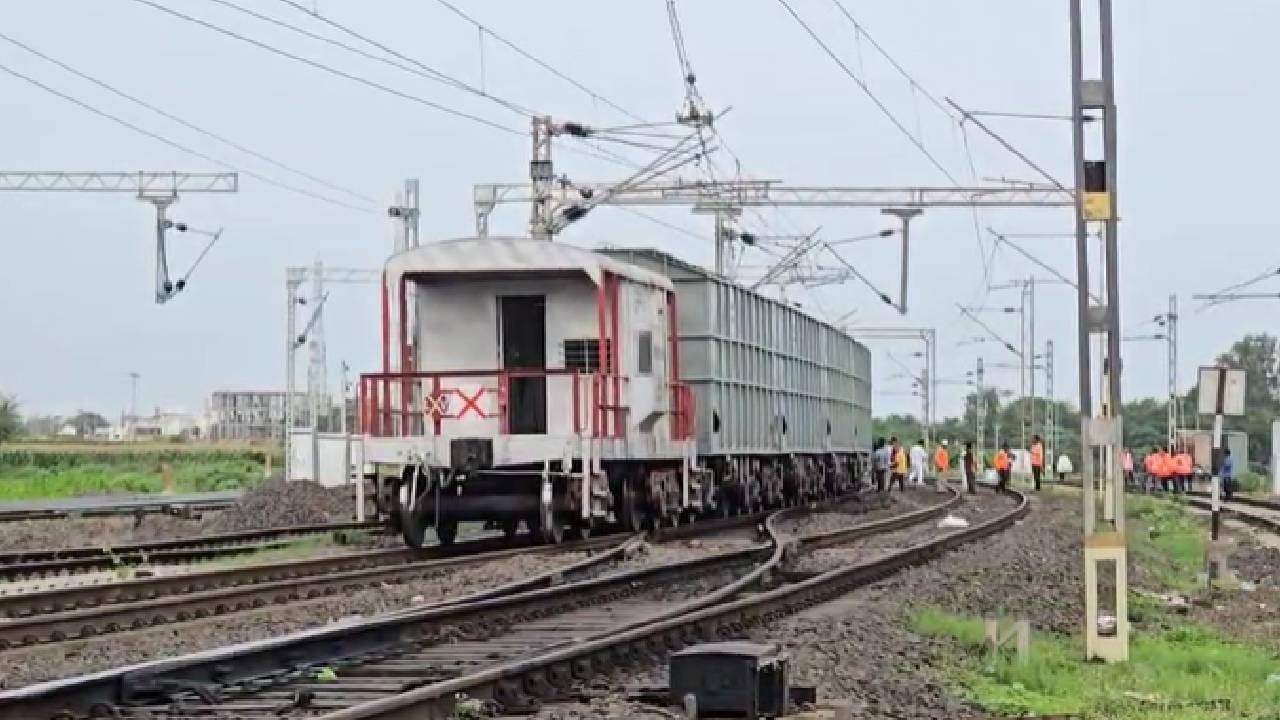 नांदगाव ( नाशिक )येथील  मुख्य up लाईनवर मालगाडीचा डबा रुळावरून घसरला, नांदगाव रेल्वे स्थानक यार्डानजीक सकाळी 7 वाजता ही घटना घडली होती. या मालगाडीतून दौंडकडे सिमेंटची वाहतूक सुरू होती .