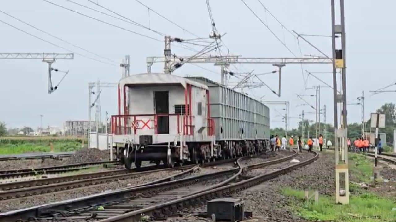 नांदगाव ( नाशिक )येथील मुख्य up लाईनवर मालगाडीचा डबा रुळावरून घसरला, नांदगाव रेल्वे स्थानक यार्डानजीक सकाळी 7 वाजता ही घटना घडली होती. या मालगाडीतून दौंडकडे सिमेंटची वाहतूक सुरू होती .