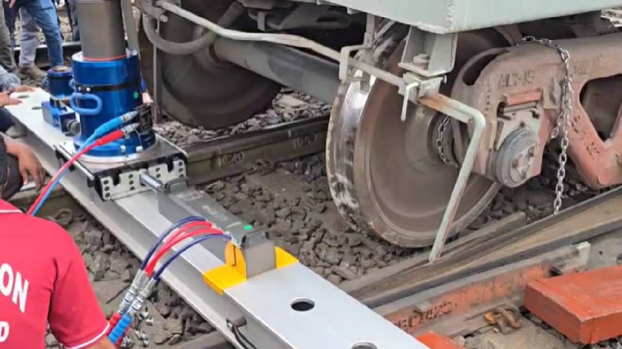 अखेर मनमाड, नांदगाव येथील तांत्रिक पथकाने युद्ध पातळीवर काम करत डबा उचलला. 100 हून अधिक अधिकारी कर्मचारी यांनी युद्धपातळीवर प्रयत्न केल्याने  काम सुकर झाले. 