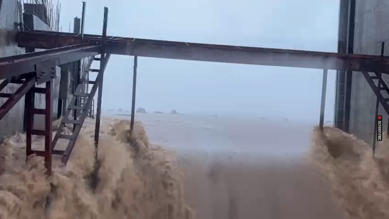 त्यासोबतच नांदेडमधील देगलूर-मुक्राबाद रस्त्यावर पुराचे पाणी साचल्याने रस्त्याला तलावाचं स्वरूप आलं आहे. रस्त्यावर असलेली एक कार पूर्णपणे पाण्याखाली गेली आहे. तिला दोरीच्या साहाय्याने बाहेर काढण्याचा प्रयत्न केला जात आहे.