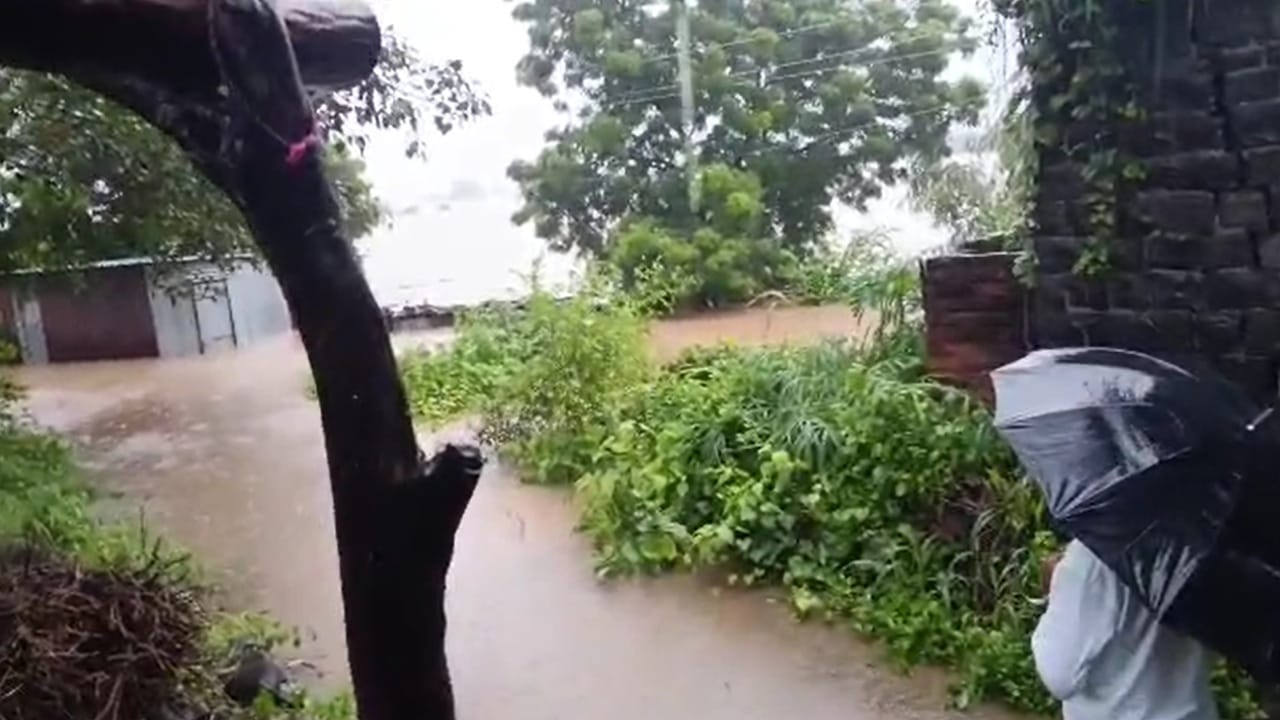 नांदेडच्या मुखेड तालुक्यात ढगफुटीसदृश्य पाऊस झाला आहे. नांदेडच्या मुखेड तालुक्यात झालेल्या अतिवृष्टीमुळे हसणाळा, रावनगाव, भासवाडी, भिंगेली या गावांना पुराचा वेढा पडला आहे. नांदेडमधील हसणाळा गावात अनेक नागरिक अडकल्याची प्राथमिक माहिती आहे. त्यांना सुरक्षित बाहेर काढण्यासाठी एनडीआरएफची टीम घटनास्थळी रवाना झाली आहे.