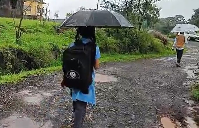 अतिदुर्गम डोंगराळ भागात शिक्षण घेत असूनही, हे सर्व टप्पे पार करत आदिती हिने १६ हजार विद्यार्थ्यांमधून, ही बाजी मारली आहे.