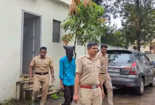नाशिकमध्ये एक धक्कादायक घटना घडली असून संपर्ण महाराष्ट्रच हादरून गेला आहे. येथे एका मुलीला बळजबरीने प्रेम संबंध ठेवण्यास प्रवृत्त करण्याचा प्रकार घडला आहे.