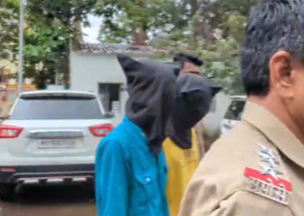 एकाच महाविद्यालयात शिकणाऱ्या तीन मुलांनी अल्पवयीन मुलीला प्रेम संबंध ठेवण्यास जबरदस्ती केल्याने या मुलीने आत्महत्या करत स्वत:ला संपवले आहे. या घटनेने एकच खळबळ उडाली आहे.