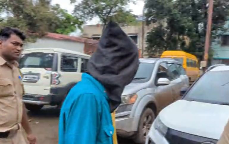 विशेष म्हणजे आरोपींनी instagram वर  मृत मुलीची बदनामी होईल अशी पोस्ट टाकली होती. याच त्रासाला कंटाळून शेवटी या अल्पवयीन मुलीने टोकाचे पाऊल उचलले आहे. 