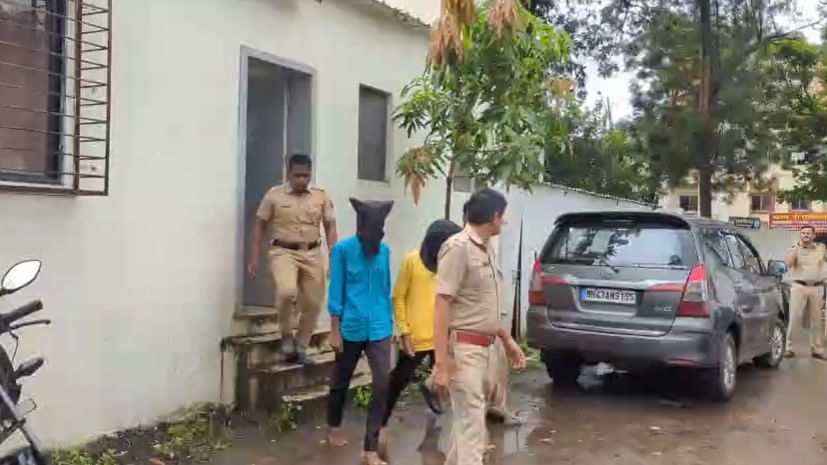 या प्रकरणी  दोन आरोपींना पोलिसांनी ताब्यात घेतली असून तिसऱ्या फरार आरोपीचा शोध घेण्याचे काम सुरू आहे. पोलीस या प्रकरणाचा सखोल तपास करत आहेत. या घनटेने मात्र राज्यभरातून संताप व्यक्त केला जात आहे.  