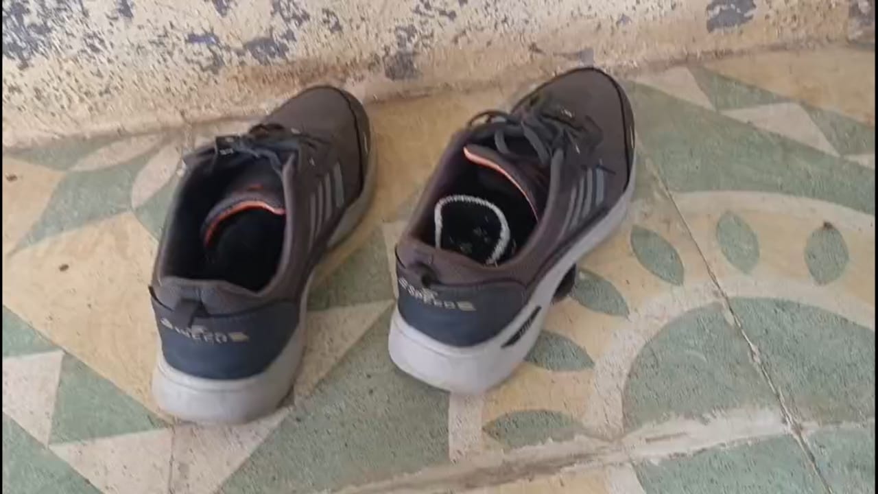 नाशिकच्या निफाड तालुक्यातील विंचूर जवळील डोंगरगाव येथे एका घरात थरारक घटना घडली आहे. या ठिकाणी राहणाऱ्या परशुराम गुज्जर यांच्या घरातील एका बुटामध्ये तब्बल 2 ते 3 फूट लांबीचा विषारी इंडियन स्पेक्टिकल कोब्रा नाग आढळून आला.