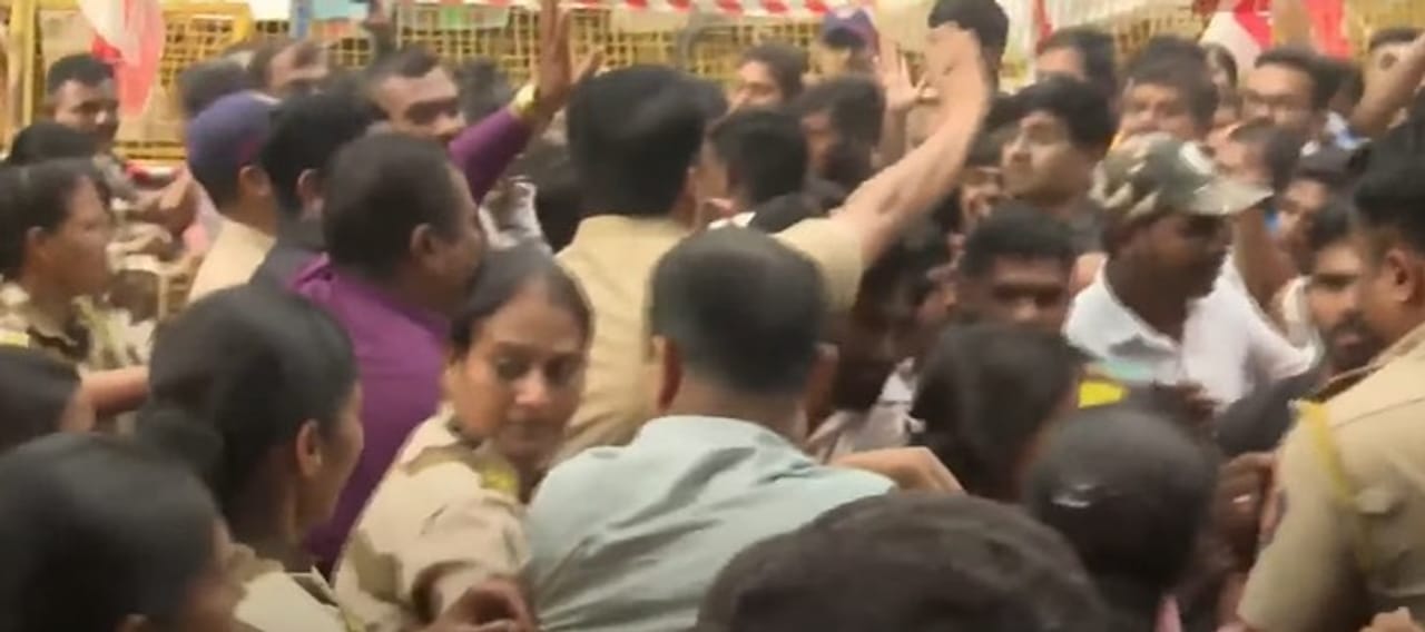 नाशिकमध्ये आदिवासी रोजंदारी कर्मचाऱ्यांकडून आंदोलन केले जात आहे. हे आंदोलक आता आक्रमक झाले आहेत. बाह्य स्त्रोतांद्वारे केल्या जाणाऱ्या भरतीला या आंदोलकांकडून विरोध केला जात आहे.