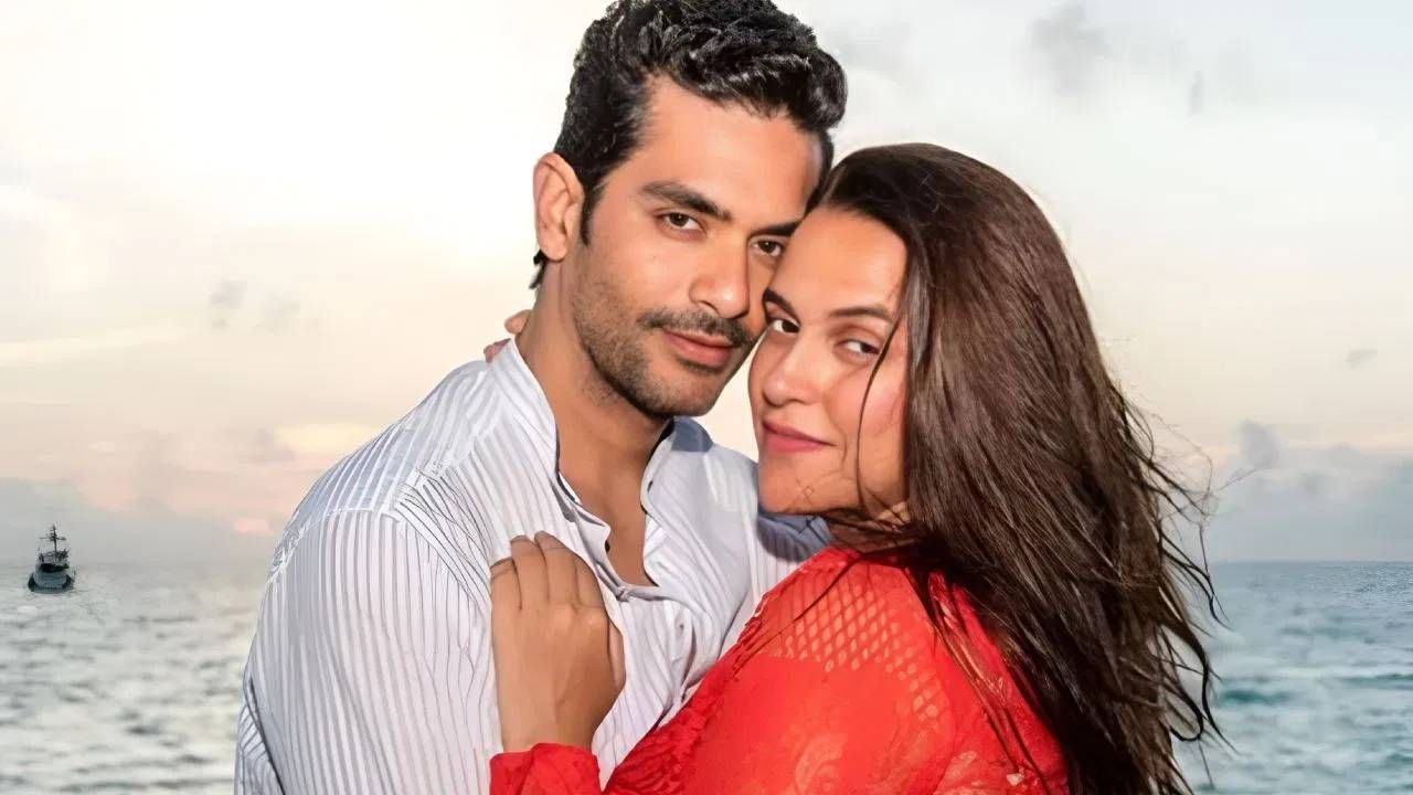 अभिनेत्री नेहा धुपियाचा जन्म 27 ऑगस्ट 1980 रोजी झाला. अभिनेत्री 44 वर्षांची आहे. तिने 2018 मध्ये अंगद बेदीशी लग्न केलं. अंगद सध्या 42 वर्षांचा आहे. त्याचा जन्म फेब्रुवारी 1983  मध्ये झाला. अंगद त्याच्या पत्नीपेक्षा अडीच वर्षांनी लहान आहे.