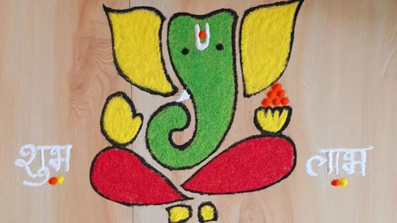 जर तुम्ही खास प्रकारची रांगोळी बनवण्याचा विचार करत असाल तर ही डिझाइन तुमच्यासाठी योग्य आहे. लाल, हिरवा आणि पांढऱ्या रंगांनी बनलेली ही रांगोळी सहज बनवता येते.