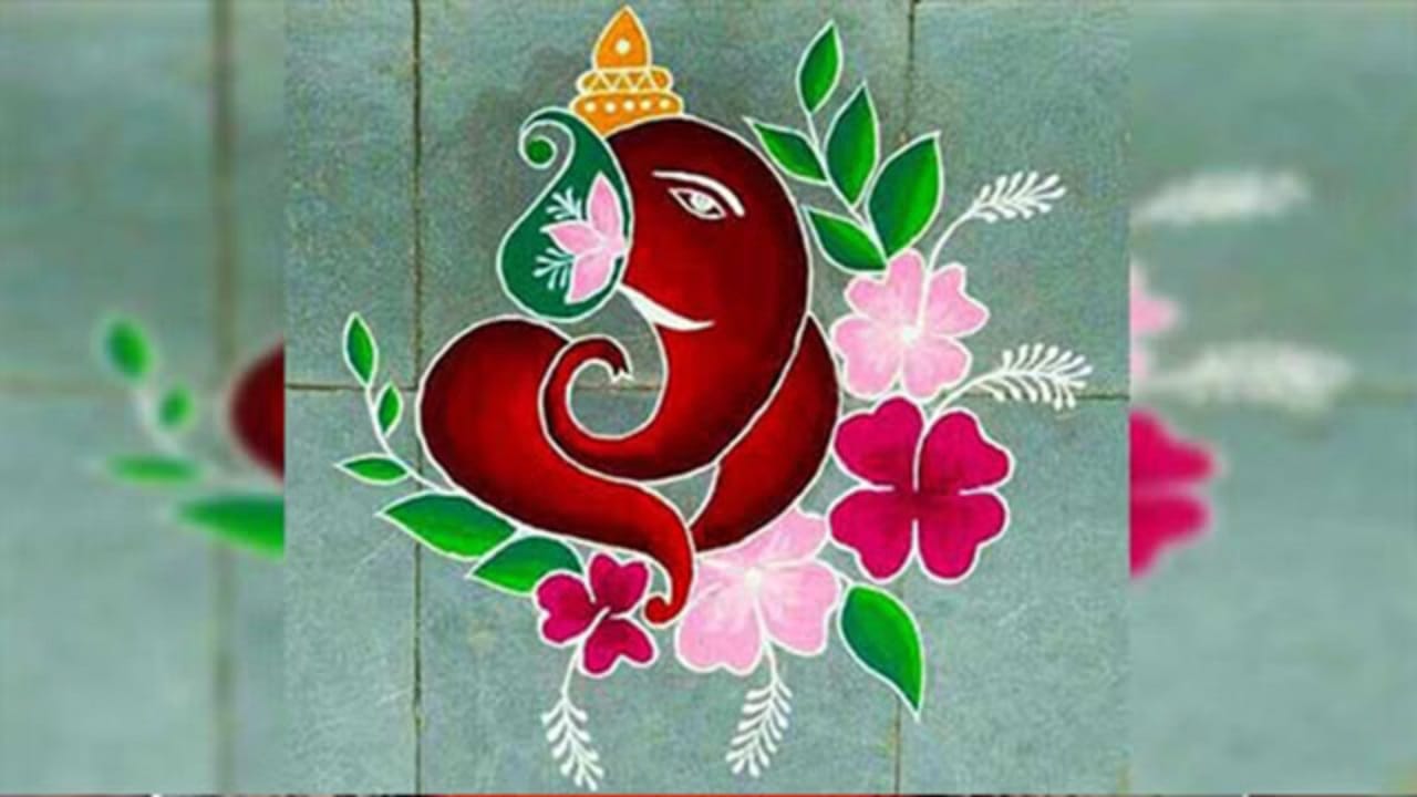 रांगोळीत बाप्पाचे चित्र बनवून तुम्ही त्यासोबत श्री गणेशाय नम: आणि शुभ-लाभ लिहू शकता. अशी रांगोळी शुभतेचे प्रतीक आहे.