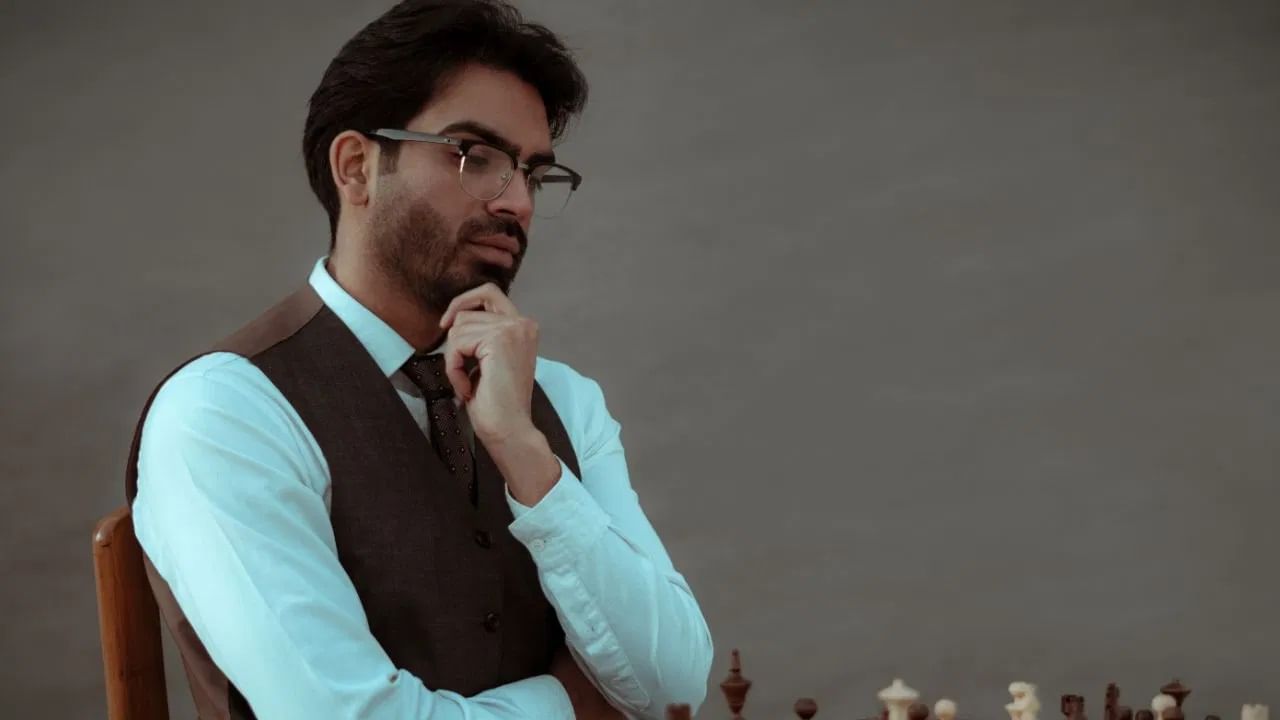 प्रत्येक व्यक्तीने दिवसातून किमान एकदा तरी आपल्या कृतींवर चिंतन केलं पाहिजे. त्यावेळी, दिवसभरात केलेल्या चांगल्या कर्मांबद्दल आणि केलेल्या चुकांबद्दल आत्मपरीक्षण करणं आणि विचार करणं आवश्यक आहे.  (डिस्क्लेमर : वरील माहिती उपलब्ध स्रोतावरून देण्यात आलेली आहे. याच्या तथ्यांबद्दल आम्ही कुठलाही दावा करीत नाही, तसेच अंधश्रद्धेला दुजोरा देत नाही)