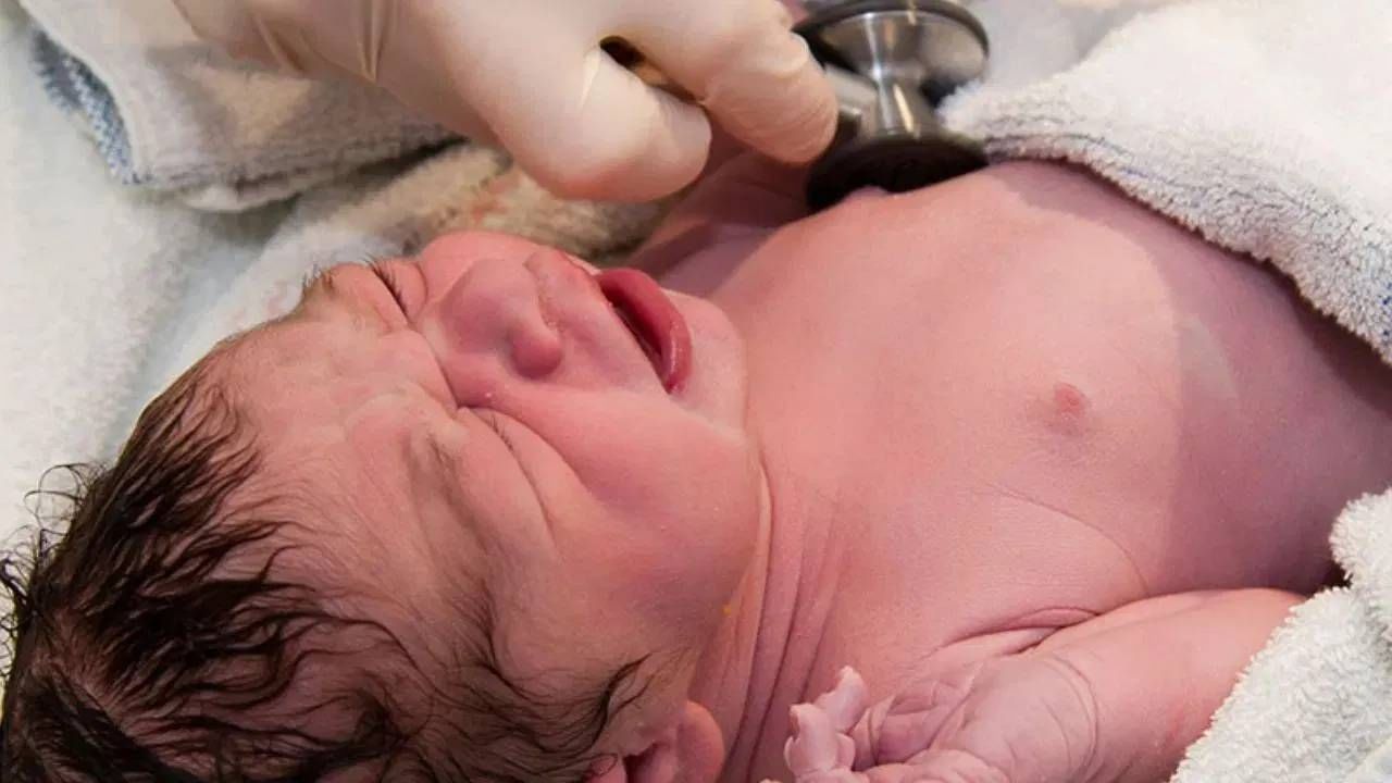 जन्मानंतर बाळ रडणे आवश्यक आहे. कारण बाळाच्या पहिल्या श्वासासाठी त्याचे रडणे महत्वाचे ठरते. डॉक्टर म्हणतात की, बाळ जन्मानंतर काही सेकंदांनी म्हणजेच 8 सेकंदांनी पहिला श्वास घेते.