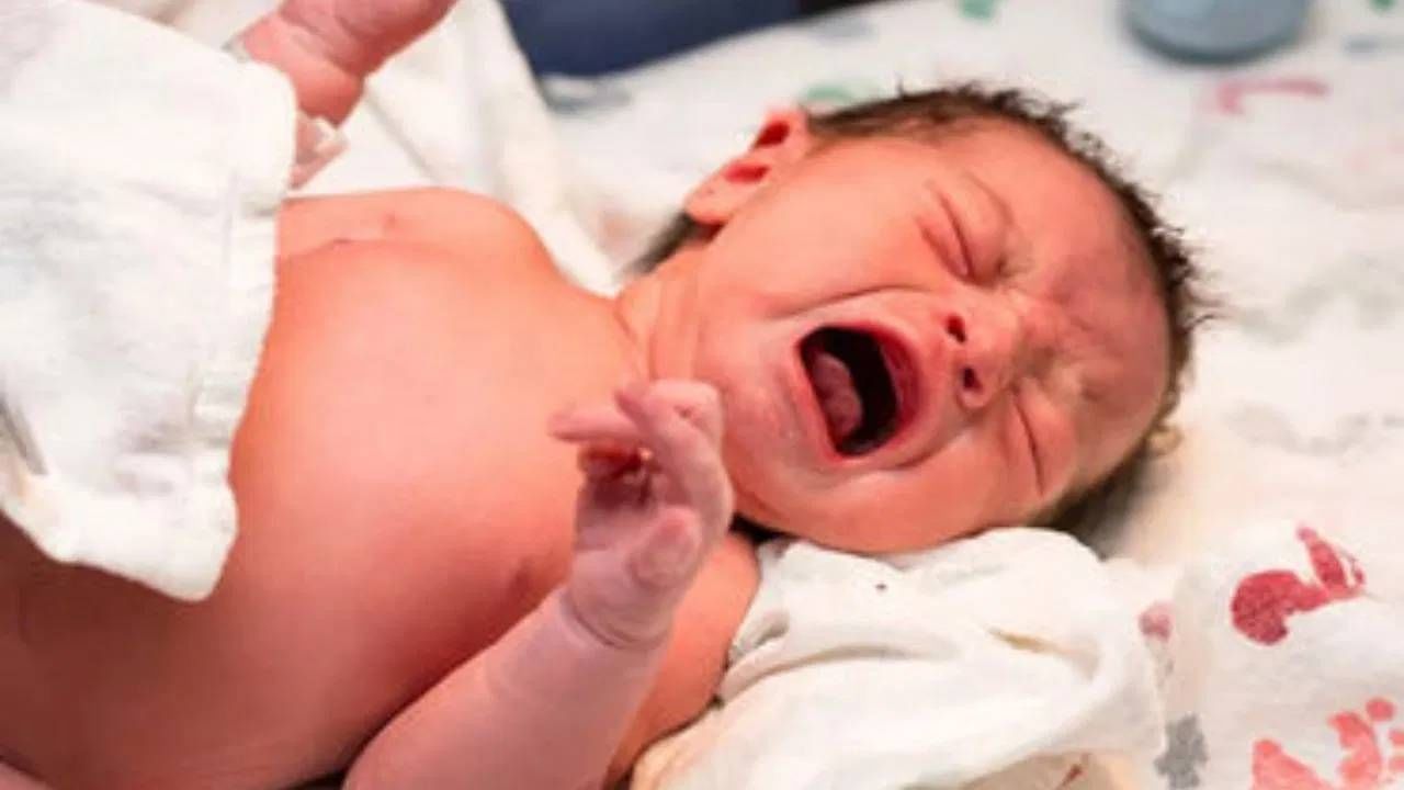 त्याच्या फुफ्फुसांना हवेने भरण्यासाठी ही प्रक्रिया खूप महत्वाची आहे. ज्यावेळी बाळ रडते त्यावेळी फुफ्फुसांमध्ये हवा जाण्यास मदत होते. 