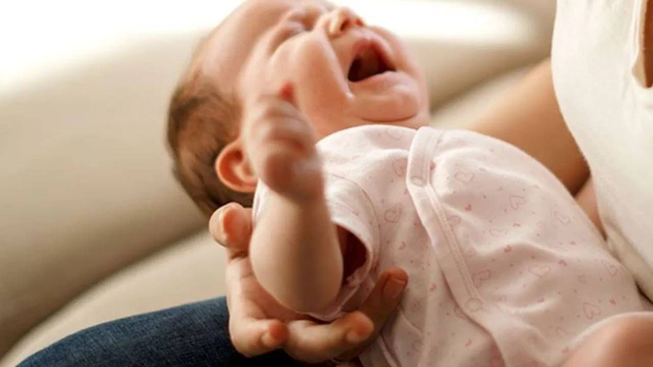 जर तरीही बाळ रडत नसेल तर मग त्याला बाळाचे तोंड आणि नाक मशीनने स्वच्छ केली जातात.गरज पडल्यास सीपीआर देखील द्यावी लागते. यामुळे जन्मलेल्या बाळाने रडणे अत्यंत आवश्यक आहे. 