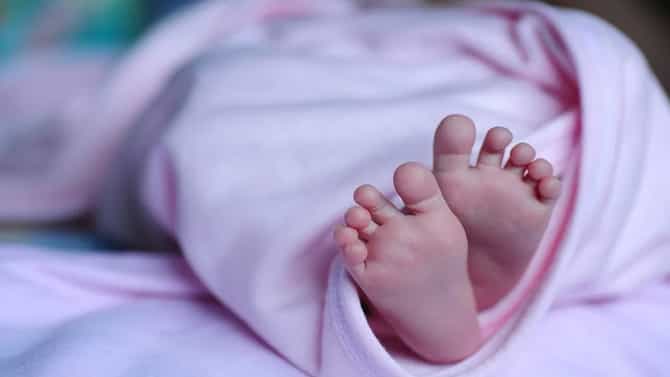 पालकांनो लक्ष द्या! नवजात बाळाची काळजी घेताना या 4 चुका करू नका