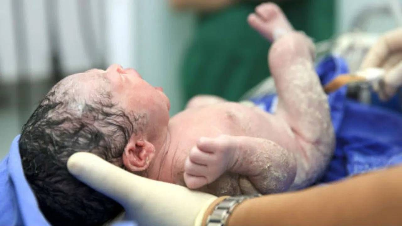 आपण अनेकदा ऐकले असेल की, जन्मानंतर बाळ रडणे अत्यंत आवश्यक आहे. जर जन्मानंतर बाळ रडत नसेल तर डॉक्टरही टेन्शनमध्ये येतात. असा एक सीन आमिर खानचा चित्रपट थ्री इडियटमध्येही आहे. 