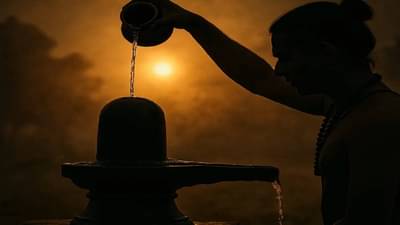 श्रावणात शिवलिंगाला पाणी अर्पण करताना या नियमांचे पालन करा....