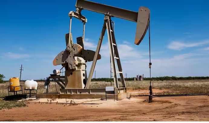 भारत हा एक प्रमुख पेट्रोलियम शोधक आहे. येथे डिझेल, पेट्रोल, विमान इंधन सारख्यांचे निर्यात मोठ्या प्रमाणावर होते. हे साहित्य अमेरिका, संयुक्त अरब अमिराती सारख्या देशांना विकले जाते. 