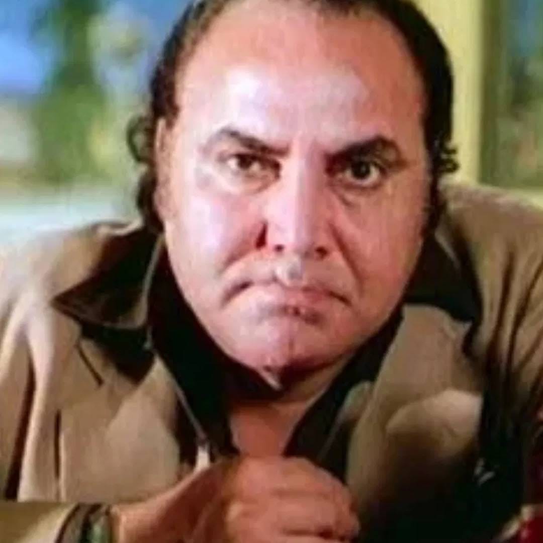 ओम शिवपुरी - ओम शिवपुरी यांना कोण ओळखत नाही. त्यांनी आपल्या करिअरमध्ये 200 चित्रपटात भूमिका साकारल्या. शोलेमध्ये त्यांनी इंस्पेक्टरचा रोल केलेला. ओम शवपुरी यांचं निधन 1990 साली वयाच्या 52 वर्षी झालं. त्यांनी सुद्धा कमी वयात जगाचा निरोप घेतला.