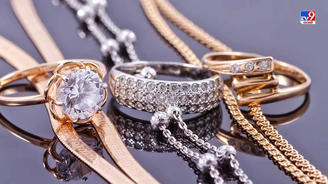 सणा-सुदीच्या काळात चांदीची नाणी खूप लोकप्रिय असतात, त्यांना खूप मागणी असते. अशा परिस्थितीत, जर तुम्हाला नाण्यातील चांदीचे प्रमाण तपासायचे असेल, तर ते जमिनीवर टाका आणि नाणे घंटेसारखा आवाज करते का ते पहा, तर तेी खरी चांदी आहे.