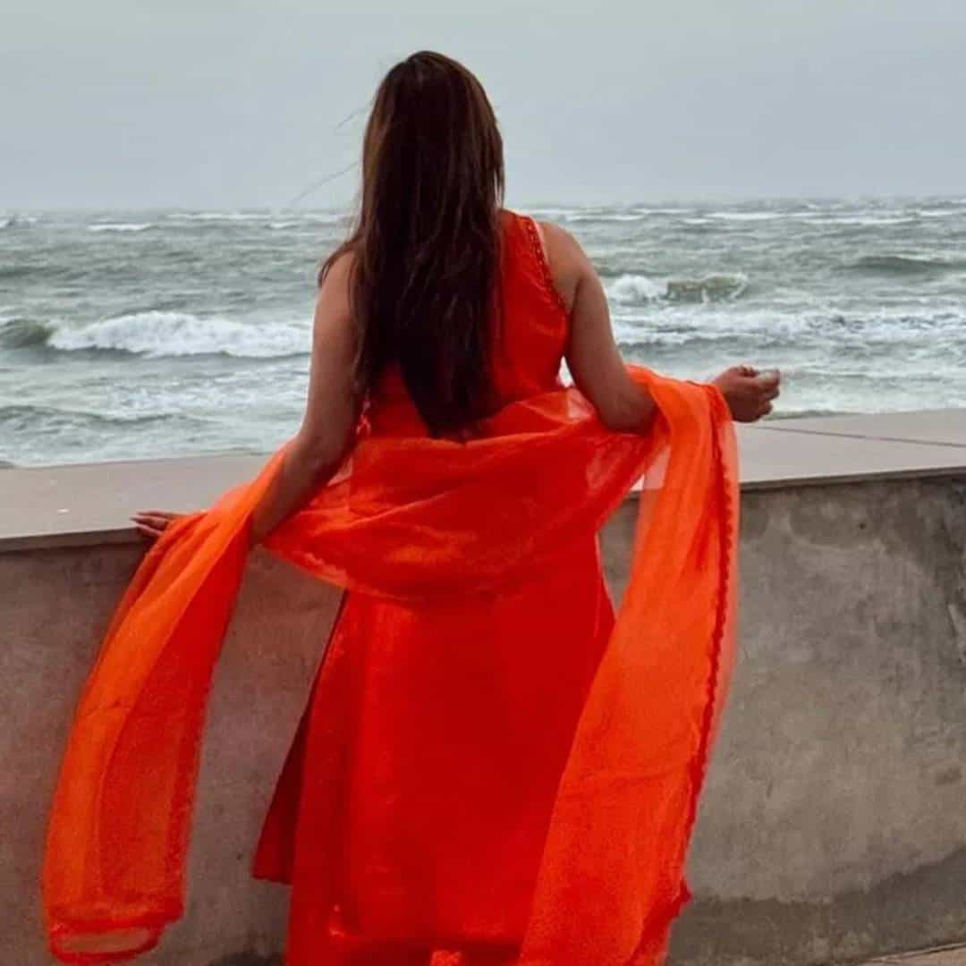 असे अनेक स्टार्स आहेत, ज्याचं खूप लहान वयात लग्न झालं. त्यातले अनेक कलाकार आज आनंदात जगत आहेत. काही नाती संपुष्टात आली आहेत. ज्या पाकिस्तानी अभिनेत्रीबद्दल बोलतोय, तिचं पहिलं लग्न 1997 साली सावत्र भावासोबत झालं. त्यासाठी अभिनेत्रीला ट्रोलिंगचा सामना करावा लागला.