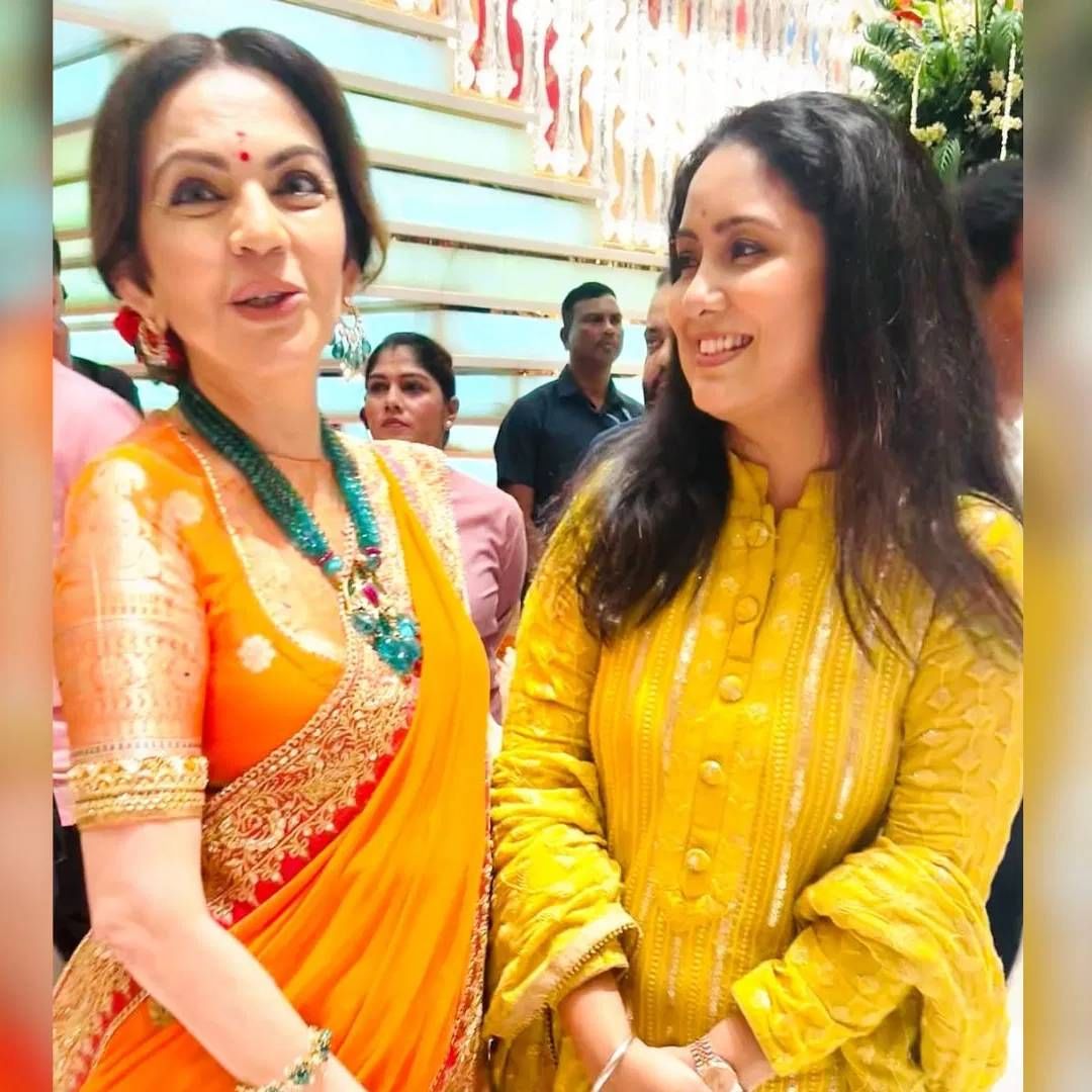 या भगव्या साडीसोबत नीता अंबानी यांनी हाय नेक ब्लाउज पेयरअप केला आहे. त्यावर गोल्डन बनारसी प्रिंट आहे. याला गोल्डन बॉर्डर देण्यात आली आहे. नीता अंबानी यांनी 200 वर्ष जुना रत्नजडीत हार घातला आहे. या हारामुळे त्यांचा लूक खूपच आकर्षक बनला. सोबत मॅचिंग इयरिंग्स  आहेत. 