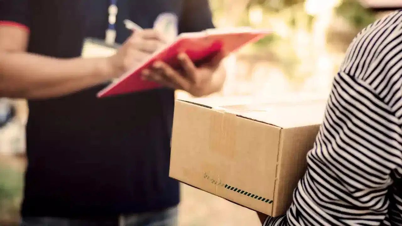 सासू सुनेचं प्रत्येक पार्सल उघडून पाहायची, महिलेनं ऑर्डर केली अशी वस्तू, त्यानंतर सासूने कधीच सुनेच्या पार्सला हात लावला नाही सासू सुनेचं प्रत्येक पार्सल उघडून पाहायची, महिलेनं ऑर्डर केली अशी वस्तू, त्यानंतर सासूने कधीच सुनेच्या पार्सला हात लावला नाही