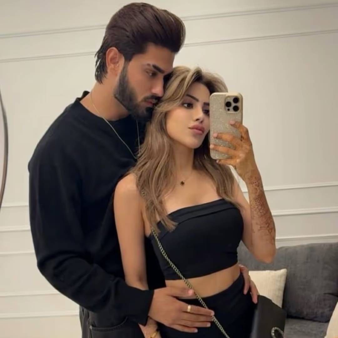 नक्की तांबोळीने दुबईत बॉयफ्रेंड अरबाज पटेलसोबत बर्थ डे साजरा केला. अभिनेत्रीने इन्स्टाग्रामवर बर्थ डे चे फोटो पोस्ट केलेत. यात निक्की अरबाजसोबत रोमँटिक होताना दिसली. पुलच्या किनारी दोघांनी क्वालिटी टाइम घालवला. ग्रीन कलरच्या प्रिंटेड बिकिनीमध्ये निक्की दिसली. 