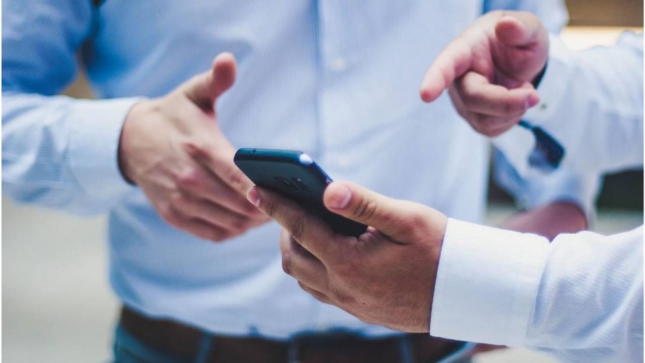 तुमचा फोन नेहमी लॉक करून ठेवा, जेणेकरून कोणालाच त्याचा एक्सेस मिळणार नाही. सॅमसंगच्या फोनमध्ये सिक्योर मोड उपलब्ध असतो. हा मोडसुद्धा तुम्ही ऑन करू शकता. 
