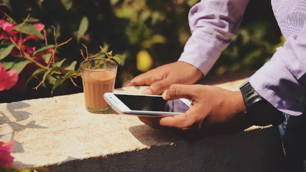 अनेक फोन्समध्ये सध्या फोन क्लोनचा फीचर उपलब्ध असतो. जर तुम्ही सेटिंगमध्ये हा फिचर ऑन केला तर तुमचा खासगी (पर्सनल) डेटा दुसऱ्या स्पेसमध्ये शिफ्ट होतो. सॅमसंग, ओपो आणि इतर अनेक फोन्समध्ये ही सुविधा असते. परंतु याशिवाय तुम्हाला फोन रिपेअर करायला देताना मायक्रो SD कार्ड आणि सिम कार्ड काढून घ्यावं लागेल. 
