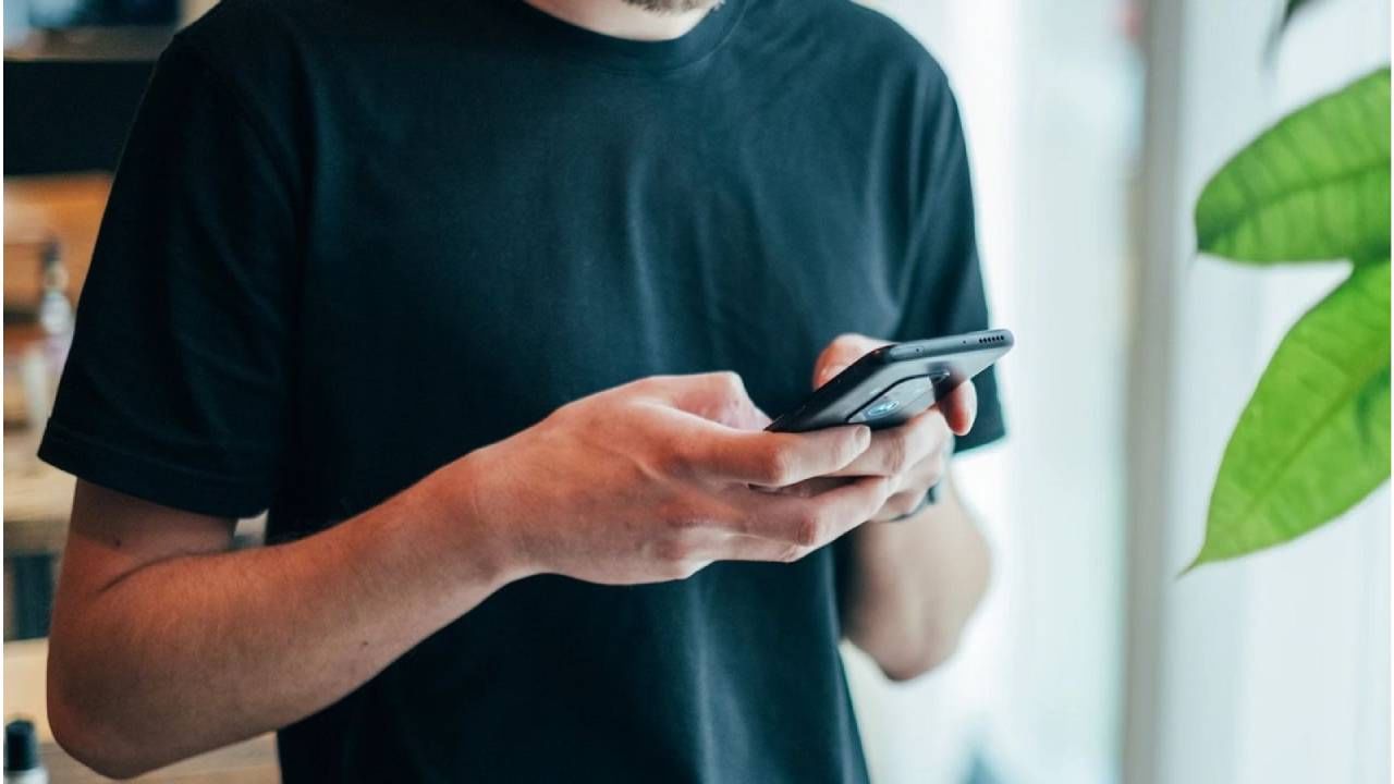 अशी घटना कोणासोबतही घडू शकते. या गोष्टी टाळण्यासाठी तुम्हाला काही गोष्टींची काळजी घ्यावी लागेल. जेव्हा कधी तुम्ही एखाद्या सर्व्हिस सेंटर किंवा शॉपमध्ये फोन रिपेअरसाठी देतात, तेव्हा तुमचा डेटा सुरक्षित ठेवण्यासाठी काही काळजी घ्यावी लागते. 
