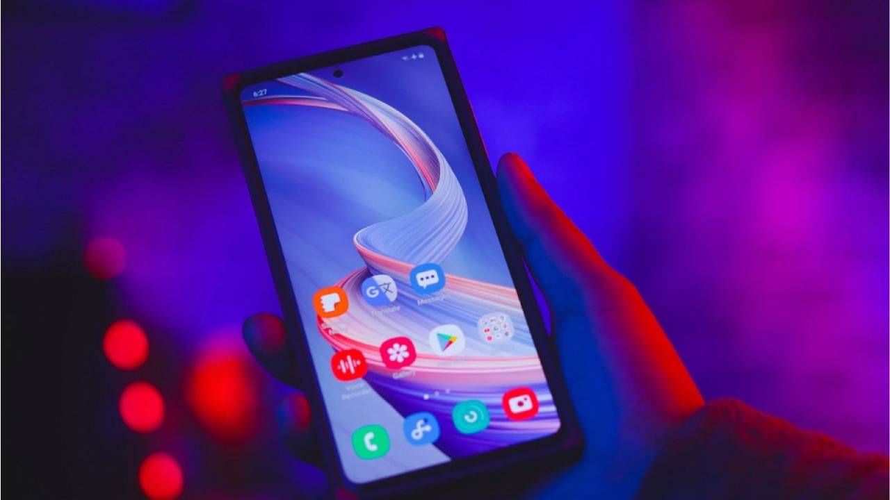 मोबाइल रिपेअर करायला देताना अनेकजण त्यांचा डेटा सुरक्षित ठेवायला विसरतात. या कारणामुळे अनेकदा लोकांचे प्रायव्हेट फोटो आणि व्हिडीओ लीक होतात. असंच काहीसं एका रेडिट युजरसोबत घडलंय. या युजरने तिचा फोन रिपेअर करण्यासाठी दिला होता. 
