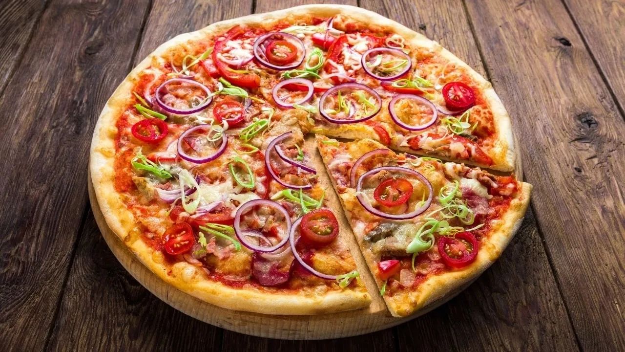 दुधासोबत गरम कढीपत्ता, सिमला मिरची आणि मसालेदार पदार्थ खाल्ल्याने आम्ल रिफ्लक्स किंवा अपचनाचा धोका वाढू शकतो.   टीप: या लेखात दिलेले मुद्दे प्राथमिक माहितीच्या आधारे तयार केले आहेत. आरोग्याशी संबंधित कोणताही निर्णय घेण्यापूर्वी अनुभवी डॉक्टर किंवा संबंधित क्षेत्रातील तज्ज्ञांचा सल्ला घेणे गरजेचे आहे.)