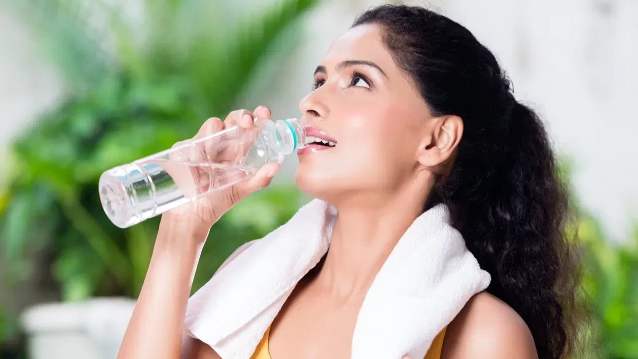 प्लास्टिकच्या बाटलीतून पाणी पिणे आरोग्यासाठी चांगले मानले जात नाही. आरोग्य तज्ज्ञ अनेकदा प्लास्टिकऐवजी काचेच्या किंवा स्टीलच्या बाटल्या वापरण्याचा सल्ला देतात. अनेक संशोधनातून असे दिसून आले आहे की, प्लास्टिकच्या बाटलीतून पाणी पिण्याने मायक्रोप्लास्टिक शरीरात प्रवेश करू शकतात, ज्यामुळे आरोग्यास हानी पोहोचू शकते. सध्या इंटरनेटवर एक पॉडकास्ट व्हायरल होत आहे, ज्यामध्ये असा दावा करण्यात आला आहे की प्लास्टिकच्या बाटलीतून पाणी पिण्याने कर्करोग होऊ शकतो. विशेषत: जेव्हा बाटली कारमध्ये उष्णतेत ठेवली जाते किंवा ती वारंवार वापरली जाते. अशा प्रकारच्या गोष्टी अनेक वर्षांपासून सोशल मीडियावर फिरत आहेत. आता प्रश्न असा आहे की, खरंच प्लास्टिकच्या बाटलीतून पाणी पिण्याने कर्करोगाचा धोका आहे का?