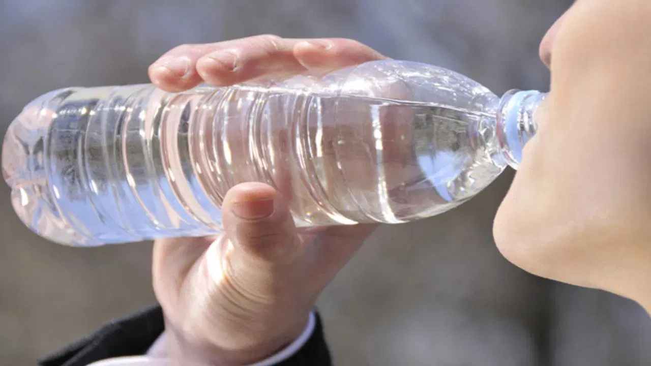 बीपीएला एंडोक्राइन डिसरप्टर मानले जाते. सोप्या भाषेत सांगायचे तर, हे शरीराच्या हार्मोन प्रणालीत हस्तक्षेप करू शकते. हे इस्ट्रोजेनसारख्या हार्मोनची नक्कल करू शकते, ज्यामुळे शरीराच्या हार्मोनल संतुलनावर वाईट परिणाम होऊ शकतो. काही अभ्यासांमध्ये असे सुचवण्यात आले आहे की बीपीएच्या अत्यधिक संपर्कामुळे प्रजनन प्रणालीवर परिणाम होऊ शकतो, गर्भाच्या विकासात अडथळा येऊ शकतो, हृदयरोग आणि मधुमेहाचा धोका वाढू शकतो. याशिवाय, बीपीएच्या जास्त संपर्कामुळे स्तन आणि प्रोस्टेट कर्करोगाचा धोका वाढू शकतो, पण याबाबत आतापर्यंत ठोस पुरावे मिळालेले नाहीत. याबाबत अधिक संशोधनाची गरज आहे.