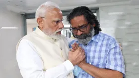 PM मोदींनी शिबू सोरेन यांना रुग्णालयात जाऊन वाहिली श्रद्धांजली PM मोदींनी शिबू सोरेन यांना रुग्णालयात जाऊन वाहिली श्रद्धांजली