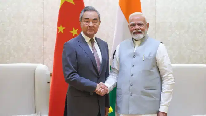 चीनच्या परराष्ट्र मंत्र्यांनी घेतली PM मोदींची घेतली भेट, चीन-भारत संबंधांवर झाली चर्चा