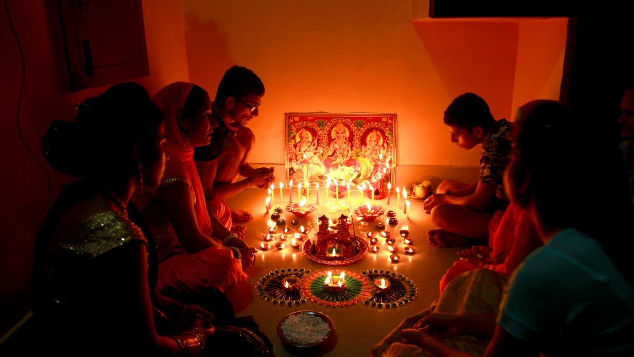 धार्मिक मान्यतांनुसार, कोणत्याही शुभ कार्य किंवा पूजेची सुरुवात करताना शिंका आल्यास ते अशुभ मानले जाते. गणपतीची पूजा सुरू करण्यापूर्वी किंवा आरती करताना शिंक आल्यास त्याला तुमच्या कार्यात अडथळे येण्याचे संकेत मानले जाते.