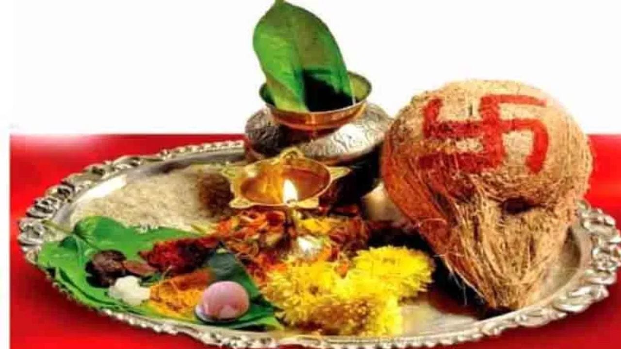 मंदिरात मिळालेली फुलं, हाराचं नेमकं काय करायचं? 99 टक्के लोक करतात ही चूक मंदिरात मिळालेली फुलं, हाराचं नेमकं काय करायचं? 99 टक्के लोक करतात ही चूक